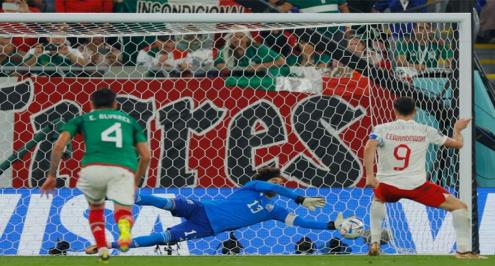 أول ركلة جزاء مُهدرة في المونديال.. أوتشوا يتألق أمام ليفاندوفسكي (فيديو)